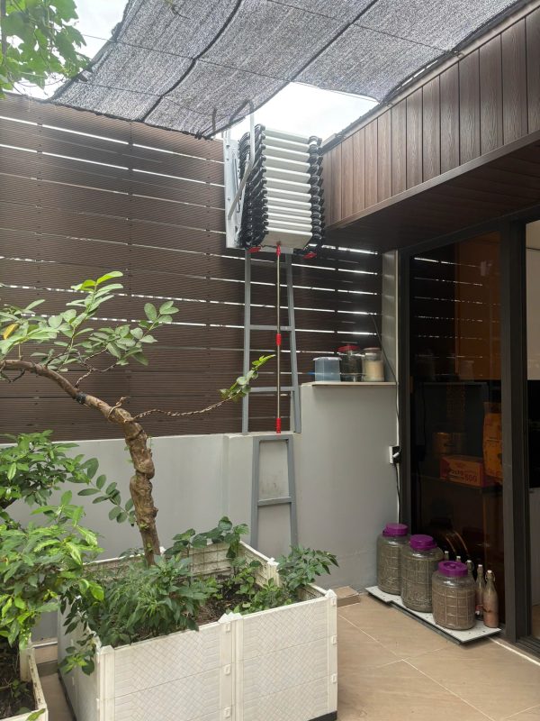 Thang ốp tường Nikita màu đen trắng