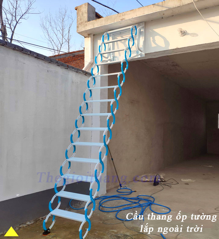 Thang gác mái ốp tường thực tế